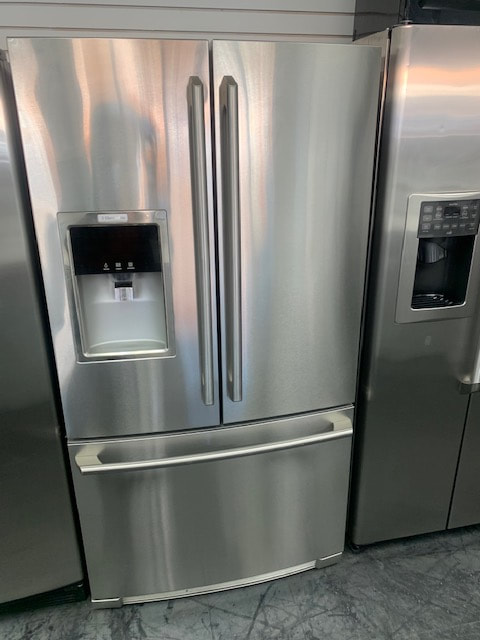 Stainless steel French door refrigerator with water dispenser